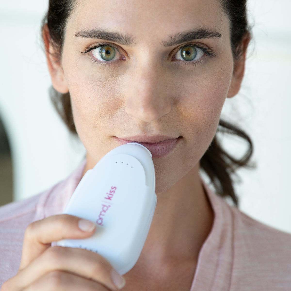 woman using kissfoliator