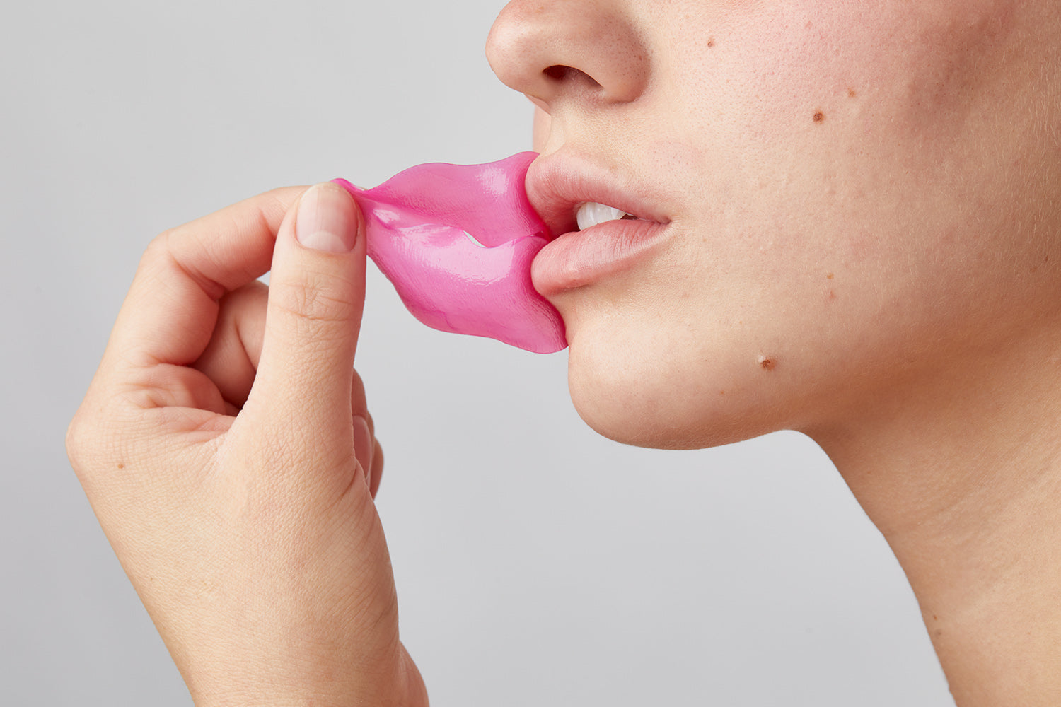 woman applying hydrakiss to lips