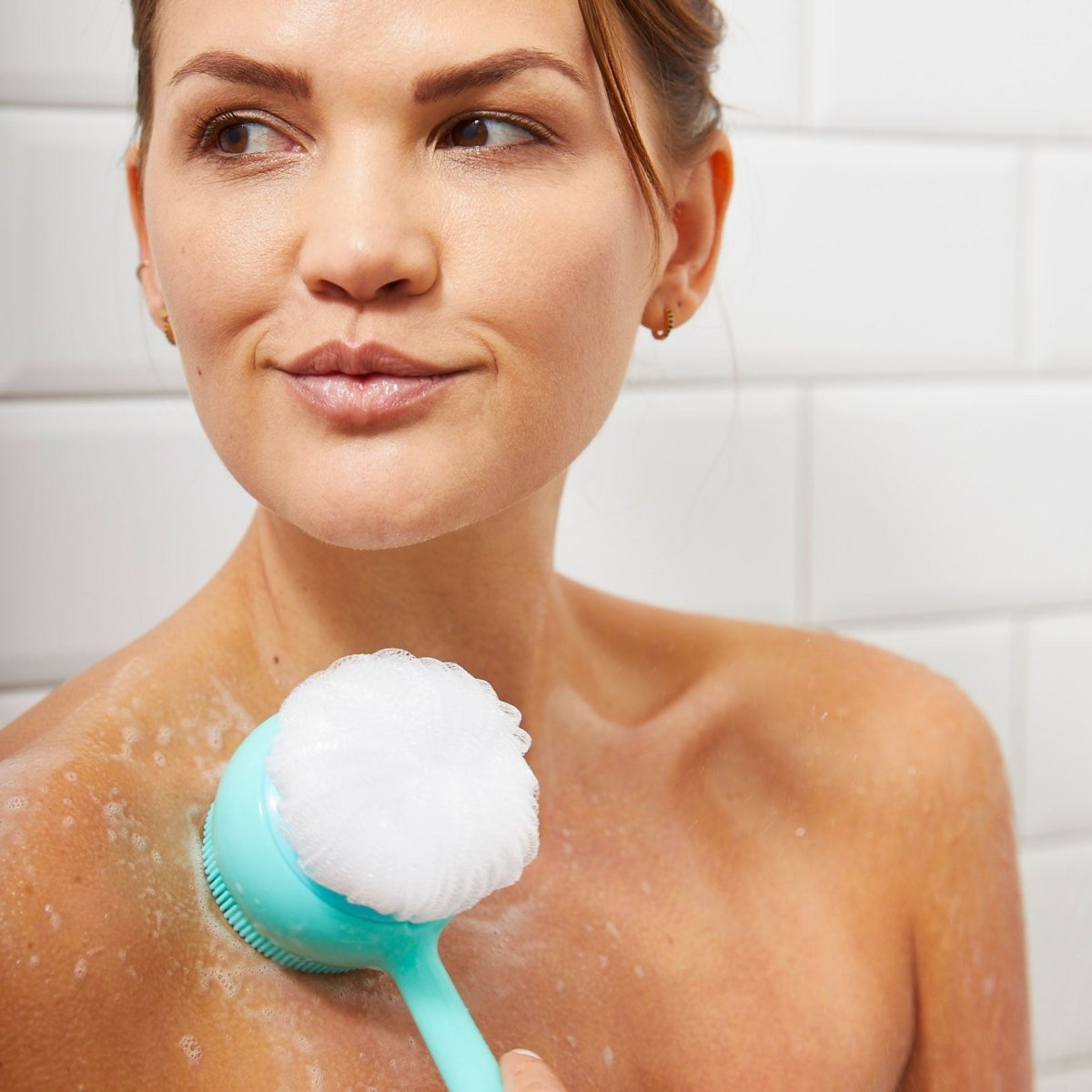 AT-4003-LTeal?Woman using PMD Clean Body on chest