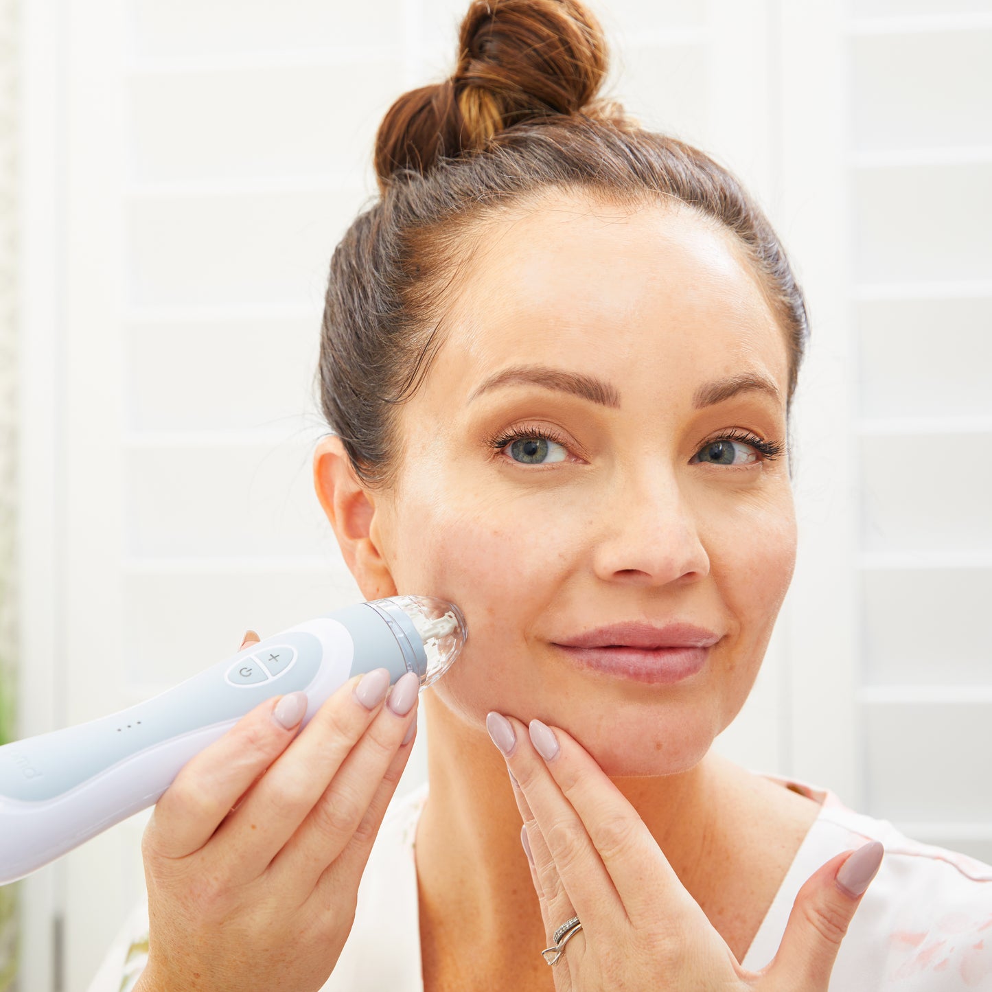 1005-LFGrey?Woman using the Personal Microderm Elite Pro