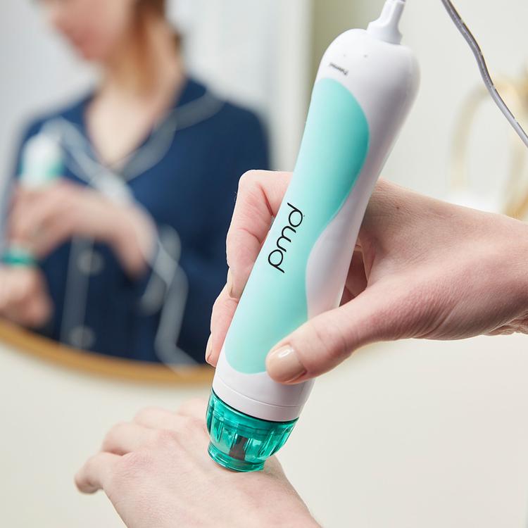 fresh_face_classic_bundle_teal?Woman using Personal Microderm Classic in Teal on hand