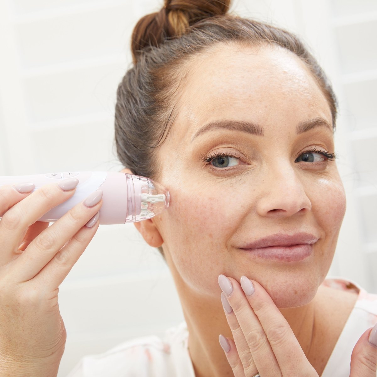 How to Reduce Fine Lines Around the Eyes Naturally