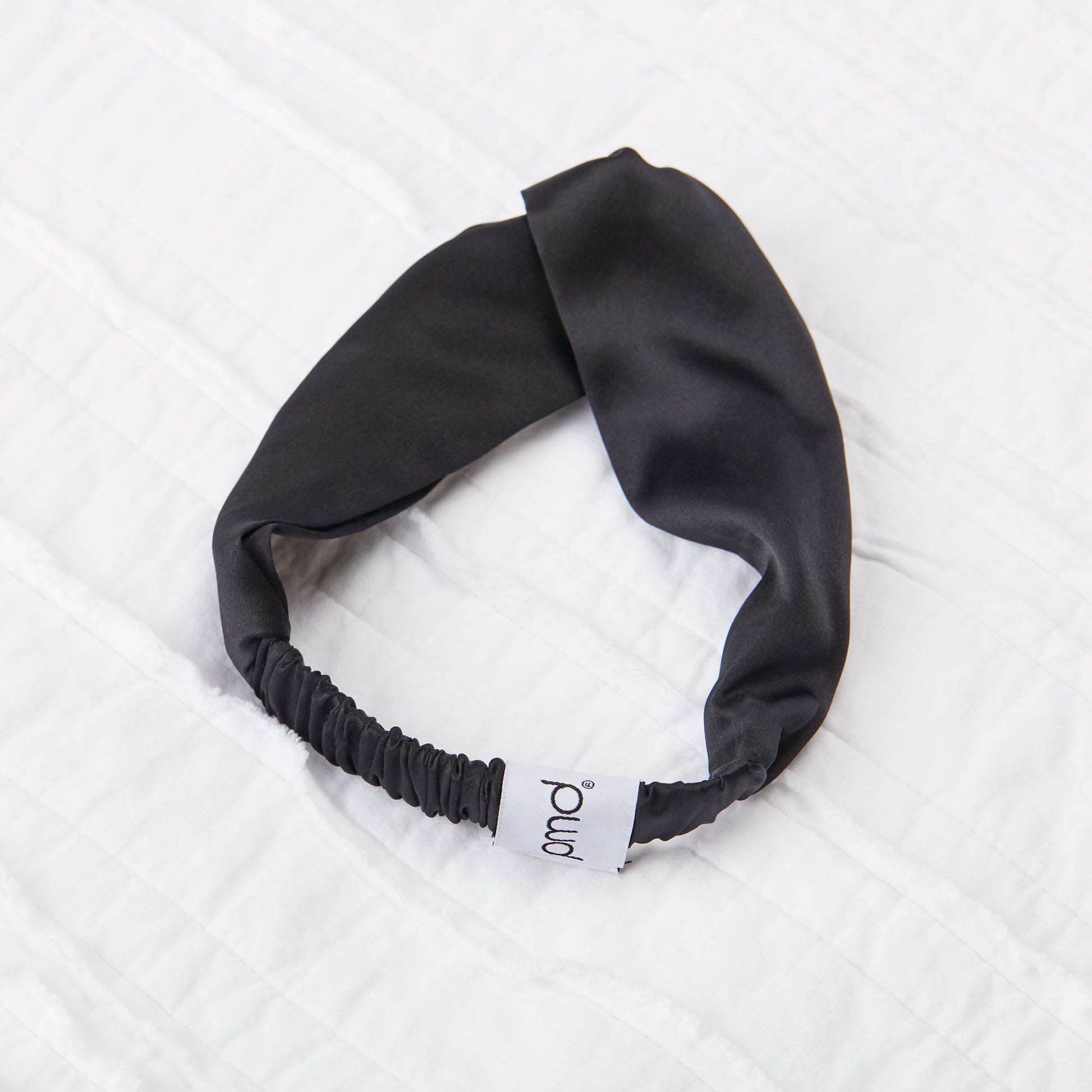 5008-HBBLACK?silversilk headband in black on bed
