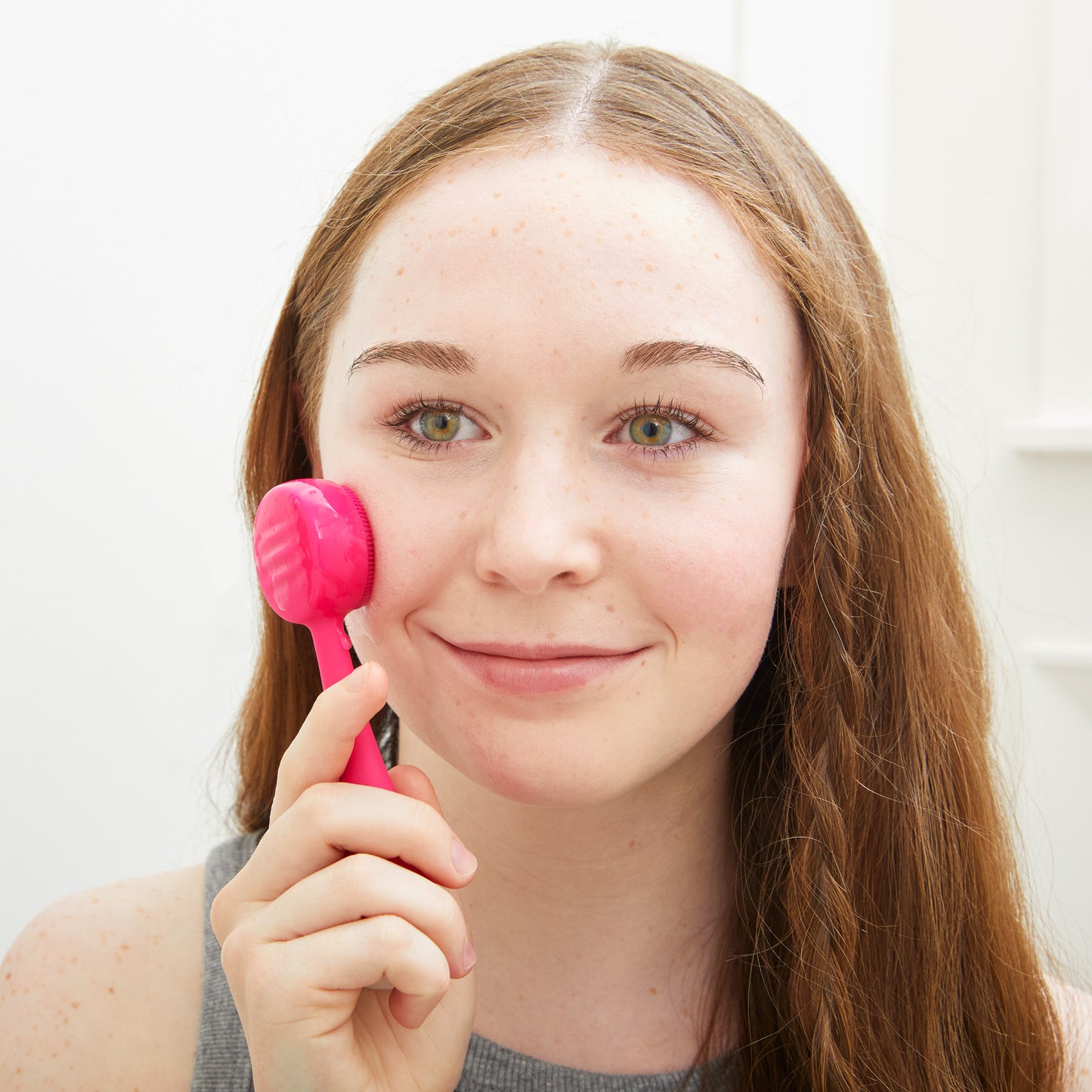 4000-PINK? Young woman cleansing with the PMD Clean Mini