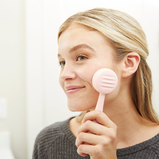WARR-4001?Woman using PMD Clean in blush to wash her face