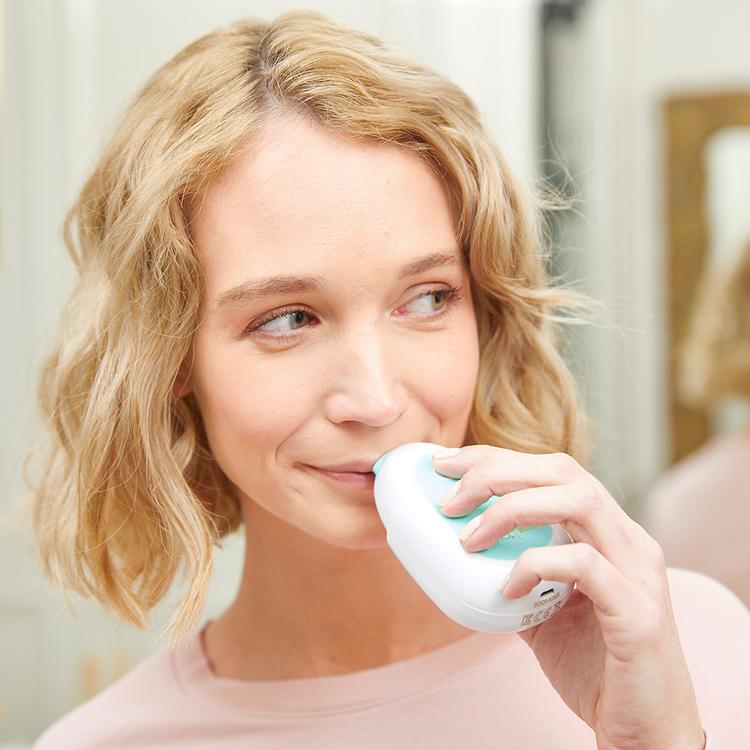 beauty_kit_teal_new?Woman using PMD Kiss in teal