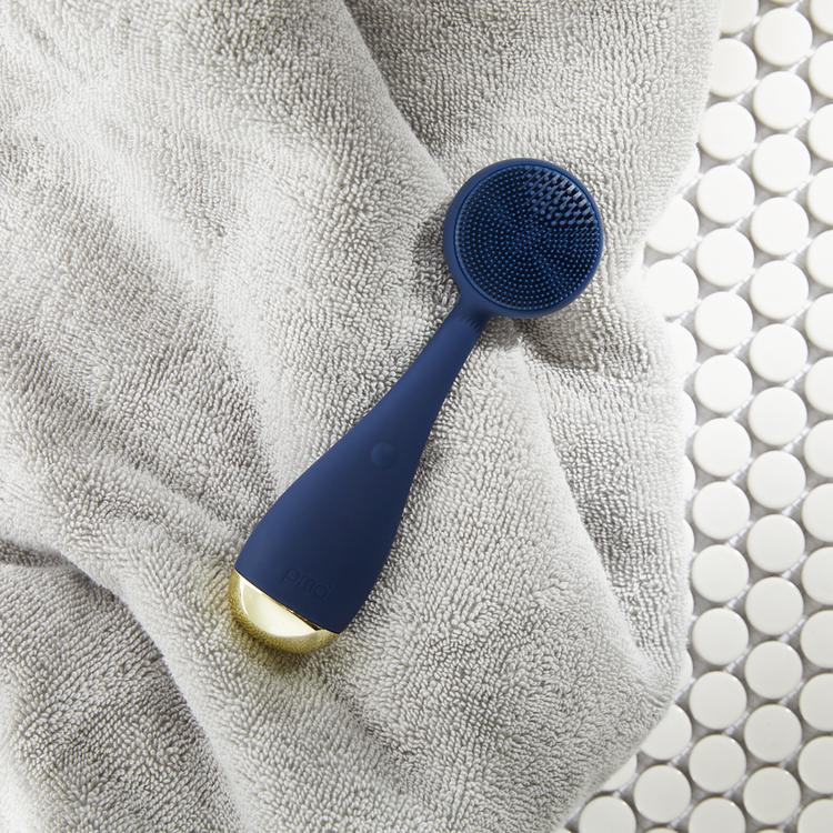 fresh_face_classic_bundle_grey/navy?Navy PMD Clean on grey towel