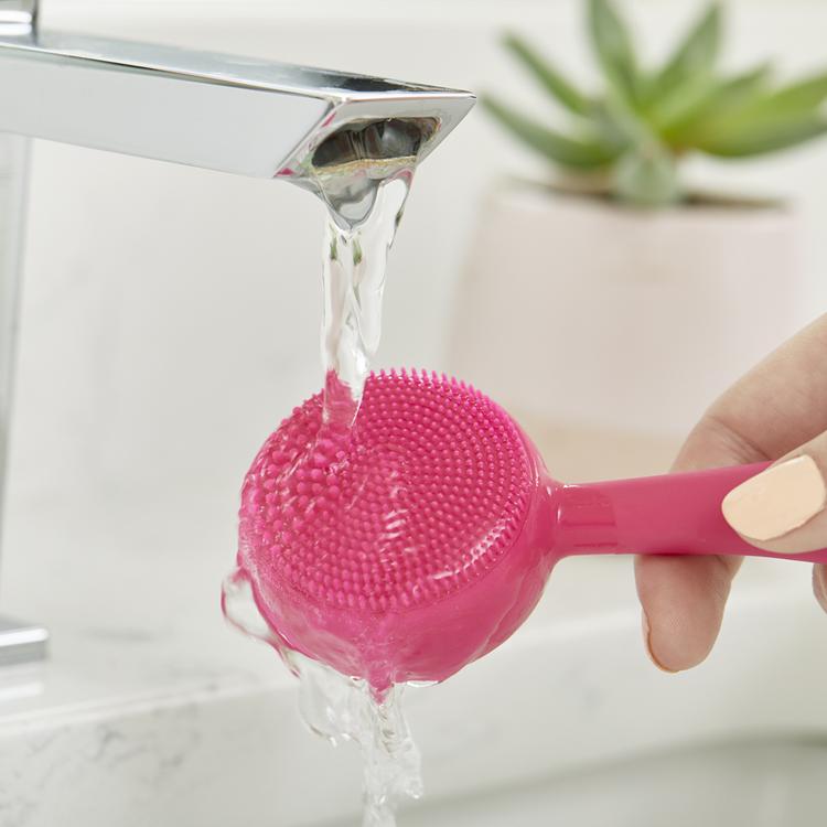 fresh_face_classic_bundle_pink?Pink PMD Clean running under water