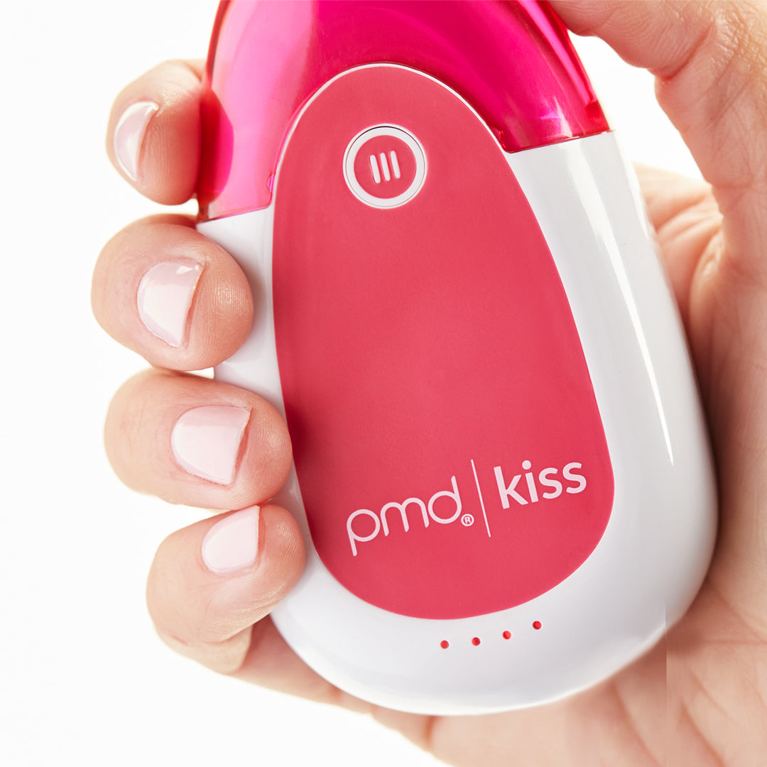 3001-KISS?PMD Kiss in Pink in a hand