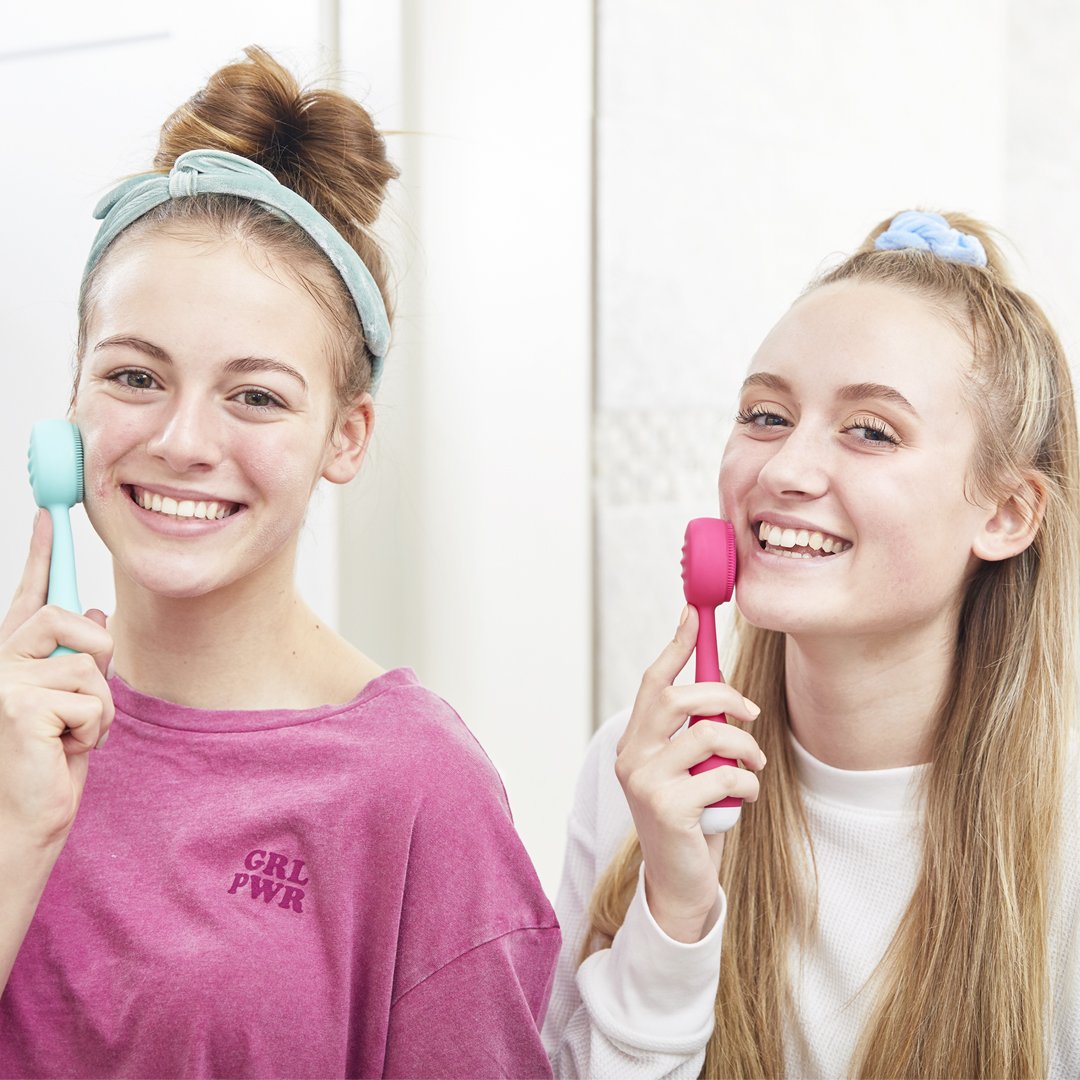 4001-PINK?Two teens washing their faces with the PMD Clean