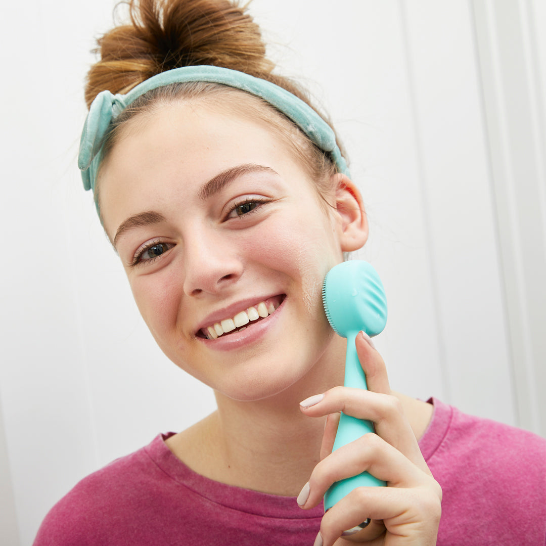 4001-TEAL?Teenage girl using the teal PMD Clean to wash her face